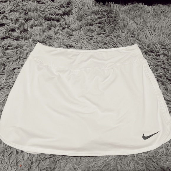 the cutest nike skirt!! super white, no stains, I wish it still fit me:( - Picture 1 of 2